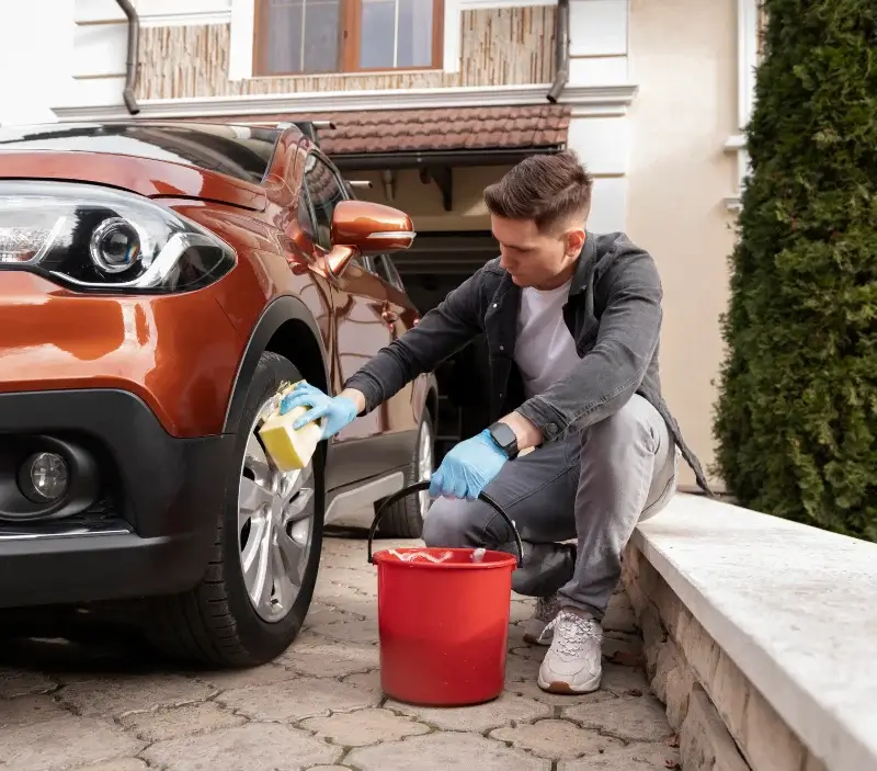 Lavage auto à domicile Réding : professionnel intervenant sur un véhicule